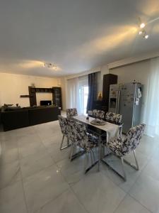 ein Esszimmer mit einem Tisch und Stühlen in der Unterkunft Comfortable Apartment With Parking in Thessaloniki