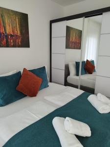 1 dormitorio con 1 cama blanca grande y 2 almohadas en Beach Home Apartman, en Balatonfüred
