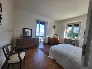 1 dormitorio con 1 cama, vestidor y ventanas en Villa Adelaide, en Baveno