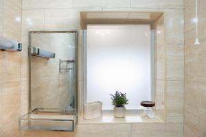 惠特比的住宿－Athelas, self catering studio，架子上植物的淋浴浴室