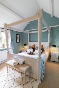 Postel nebo postele na pokoji v ubytování Treworgie Barton Cottages - Chappell