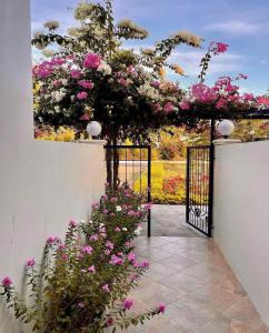 Una puerta con un ramo de flores en Trillo Bay Villas en Kababae