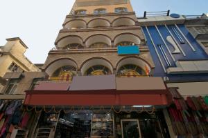 ジャンムーにあるFlagship Hotel Ajayの時計塔のある建物