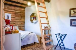 una habitación con una escalera junto a una cama en Finca Chuchiyá cabañas Tecpan en Tecpán Guatemala