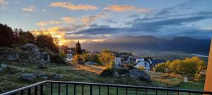 a view of a town on a hill with the sunset at APPART 2 chambres DECO CHALET & VUE IMPRENABLE MONTAGNE in Font-Romeu-Odeillo-Via