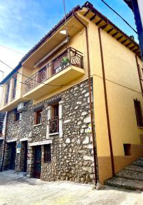 - un bâtiment avec un balcon sur le côté dans l'établissement Rivendel, à Poyales del Hoyo