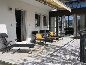 eine Gruppe von Stühlen auf einer Terrasse in der Unterkunft Wohnung Am Kreuzberg für 8 Personen in Medlingen