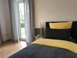 a bedroom with a bed with a yellow and black pillow at Ferienwohnung Am Kreuzberg für 8 Personen in Medlingen