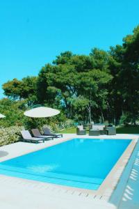 スティヴァンにあるVilla Clementine with pool, sea viewの青いスイミングプール(椅子、パラソル付)
