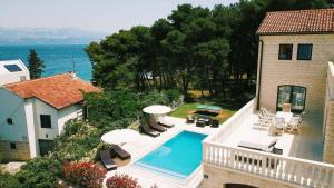 スティヴァンにあるVilla Clementine with pool, sea viewのプール付きの家の航空写真