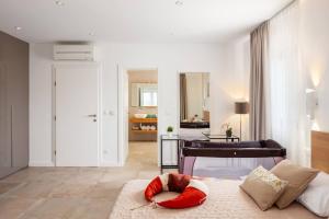 スティヴァンにあるVilla Clementine with pool, sea viewのベッドとリビングルームのある寝室 +49枚の写真