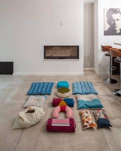 スティヴァンにあるVilla Clementine with pool, sea viewの床にたくさんの枕が置かれ、暖炉がある部屋