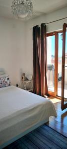 1 dormitorio con cama y ventana grande en Guesthouse Alliya, en Dubrovnik