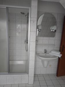 een badkamer met een douche en een wastafel bij Haus Meyne in Bad Fallingbostel