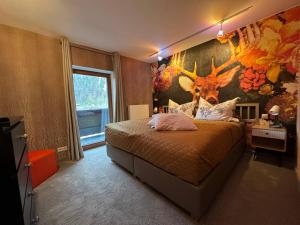 een slaapkamer met een bed met een muurschildering van herten bij Two Brothers Inn in Pertisau