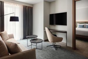TV a/nebo společenská místnost v ubytování Courtyard by Marriott Yerevan