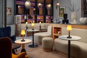 Posezení v ubytování Courtyard by Marriott Yerevan