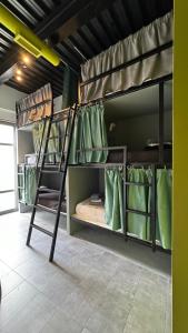 מיטה או מיטות קומותיים בחדר ב-Iconic Athens Hostel