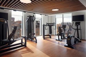 Fitness centrum a/nebo fitness zařízení v ubytování Courtyard by Marriott Yerevan