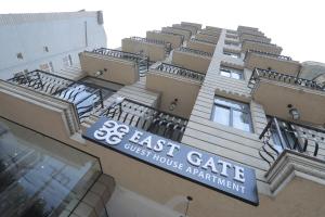 um edifício alto com uma placa que lê o portão leste apartamento casa de hóspedes em East Gate Appartement Gust House em Addis Ababa