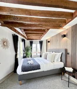 - une chambre avec un grand lit et un plafond en bois dans l'établissement 841 - Panthéon chic in Paris Olympic Games 2024, à Paris