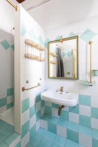 uma casa de banho com um lavatório e um espelho em La dolce vita em Cagliari
