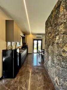 cocina con pared de piedra en Thalos boutique home, en Augusta