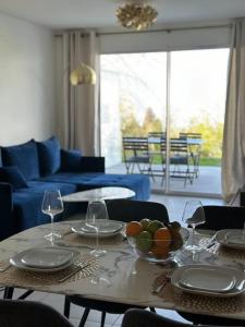 Χώρος καθιστικού στο Royal Park lake view apartment