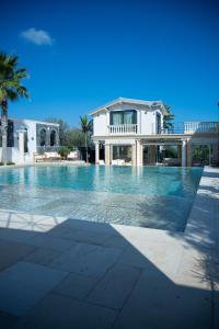 una gran piscina frente a una casa en Thalos boutique home, en Augusta