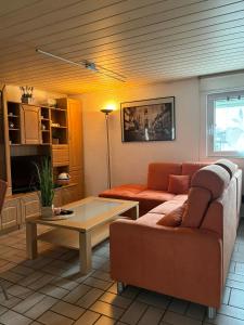 een woonkamer met een bank en een salontafel bij Ostermanns Apartment in Bretten