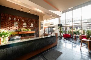 Hotel Esperanto في بياويستوك: لوبي مطعم مع كونتر استقبال