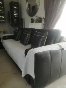 uma cama preta e branca com almofadas pretas em Zeus_Apartment_Ioannina em Neochorópoulon