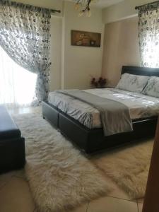 um quarto com uma cama com um tapete e uma janela em Zeus_Apartment_Ioannina em Neochorópoulon