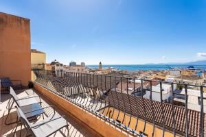 uma varanda com cadeiras e vista para a cidade em La dolce vita em Cagliari