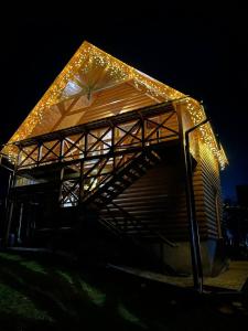 um gazebo com luzes acesas à noite em Sadyba Chertizh em Tatariv