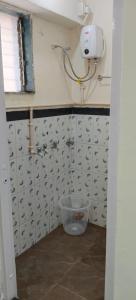 - une salle de bains avec un seau dans l'angle de la chambre dans l'établissement 1BR Apartment in Lower Parel, à Mumbai