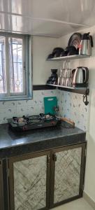 1BR Apartment in Lower Parel في مومباي: مطبخ مع موقد و كونتر توب