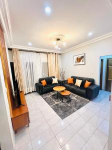 ein Wohnzimmer mit einem Sofa und einem Tisch in der Unterkunft Hacienda Residence in Jaunde