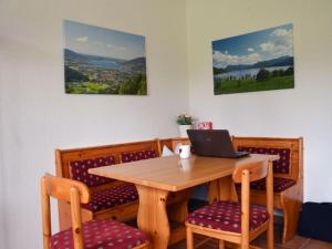 mesa de comedor con ordenador portátil en Holiday apartment Sonia on the lake, en Bad Wiessee