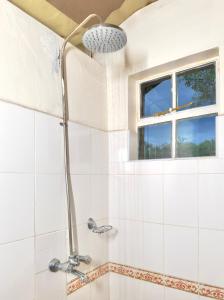 łazienka z prysznicem i oknem w obiekcie Mara Empiris Safari Camp w mieście Ololaimutiek