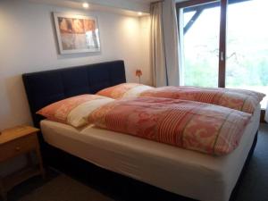 łóżko w sypialni z oknem i łóżko sidx sidx sidx w obiekcie Holiday apartment on the slope w mieście Berchtesgaden