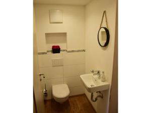 biała łazienka z toaletą i umywalką w obiekcie Holiday apartment at Gallus Denneberg w mieście Oberstaufen