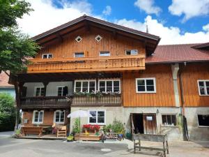 duży drewniany budynek z balkonem w obiekcie Holiday apartment at Gallus Denneberg w mieście Oberstaufen
