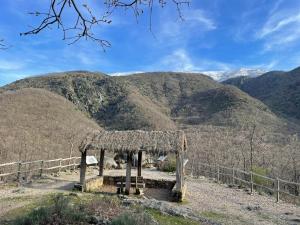 El caserío de la abuela في كابيزويلا ديل فالي: مقعد على تلة مع جبال في الخلفية