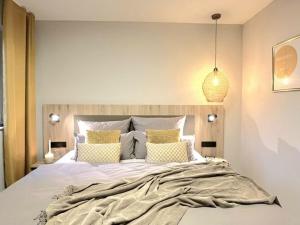 a bedroom with a large bed with pillows at Holiday apartment ceramics - dreams in Mettlach