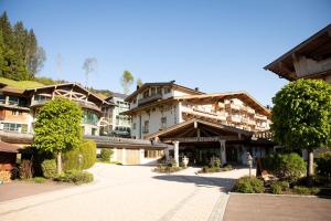 um grande edifício com árvores em frente em Hotel Elisabeth, 4 Sterne Superior em Kirchberg in Tirol