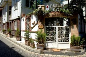 un edificio con una puerta y macetas en la calle en Erten Konak en Estambul