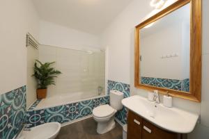 uma casa de banho com um lavatório, um WC e um espelho. em Royal Cabanas Golf em Cabanas de Tavira