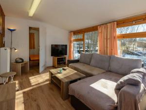 uma sala de estar com um sofá e uma mesa em Holiday home sunshine em Bad Kötzting