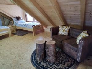 sala de estar con sofá y mesas de tocón de árbol en Holiday home Waldhaus Edelweiss, en Scheßlitz